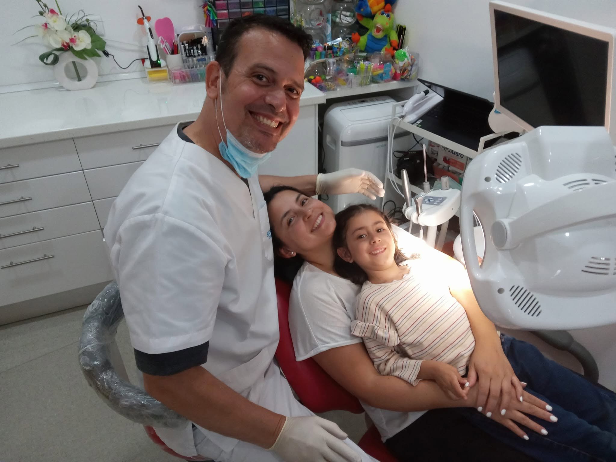 Dr. Marlon Santacaterina com pacientes na Clínica Santamira